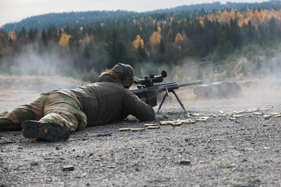 Heimevernssoldat som ligg på bakken og skyt med gevær i eit skytefelt - Klikk for stort bilete