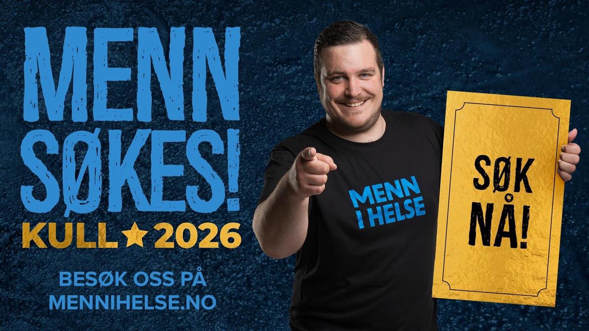 Mann med T-skjorte påtrykt "MENN I HELSE" som holder plakat med teksten "SØK NÅ!" og peker på leseren. Bildet har også teksten "MENN SØKES! KULL 2026. BESØK OSS PÅ MENNIHELSE.NO" - Klikk for stort bilete
