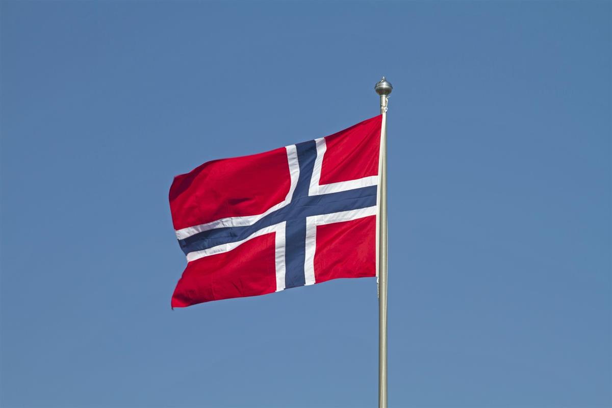 Norsk flagg mot blå himmel - Klikk for stort bilete